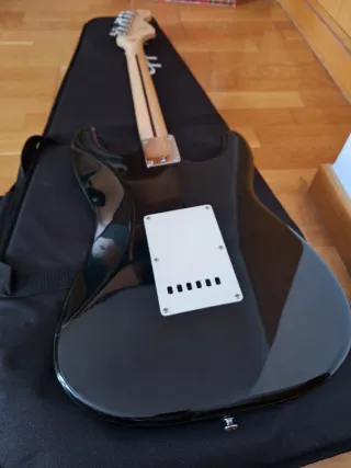 Guitarra Fender Squier Stratocaster zurda