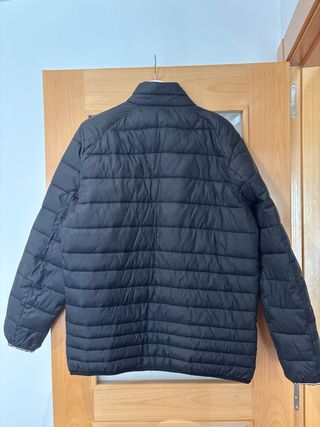 Abrigo negro acolchado