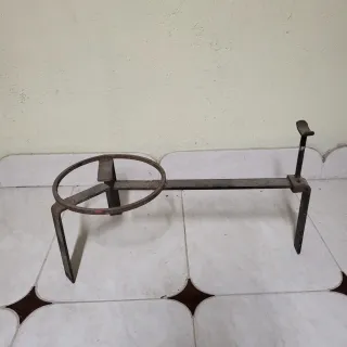 Trébedes antiguo de hierro