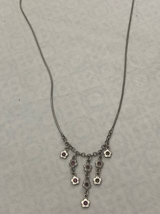 Collar de plata con flores rosas