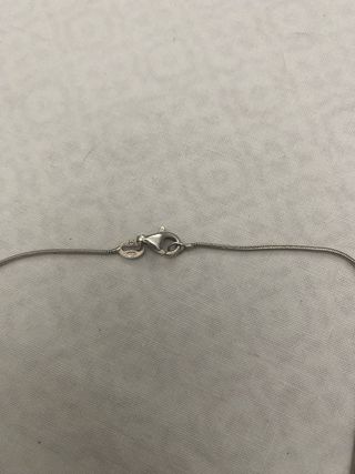 Collar de plata con flores rosas