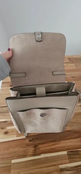 Mochila Parfois Beige y Gris, de ahi el efecto