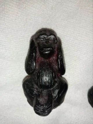 Tres figuras de monos tallados de resina