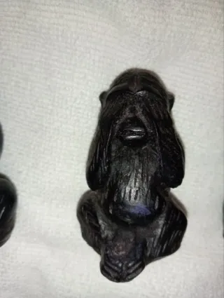 Tres figuras de monos tallados de resina