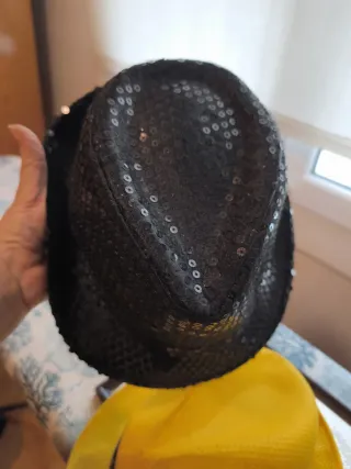 Sombreros negros y amarillos