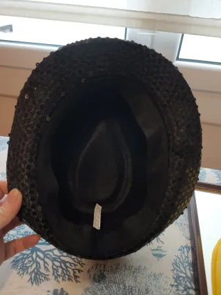 Sombreros negros y amarillos