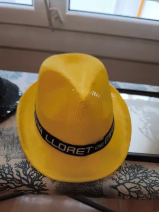Sombreros negros y amarillos