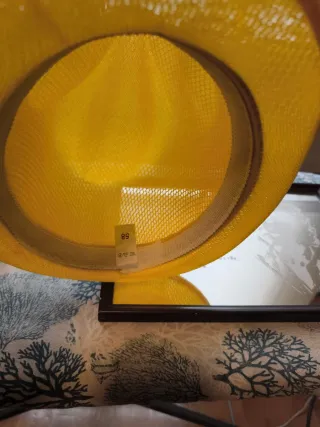 Sombreros negros y amarillos