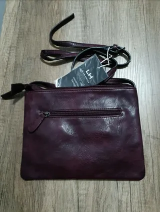Bolso burdeos. Con etiqueta