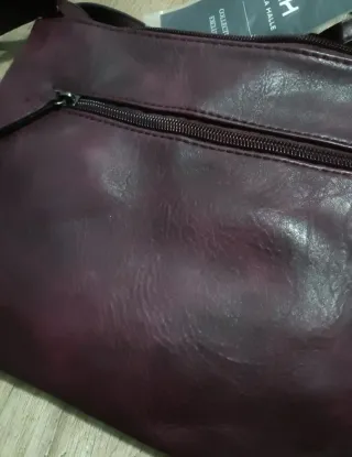 Bolso burdeos. Con etiqueta