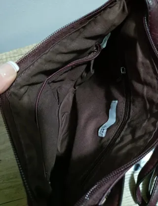 Bolso burdeos. Con etiqueta