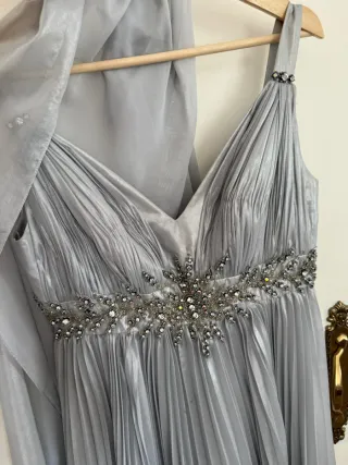 Vestido de fiesta plateado con pedrería