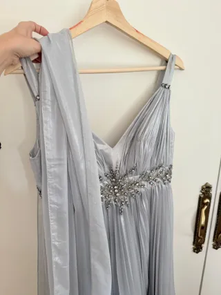 Vestido de fiesta plateado con pedrería
