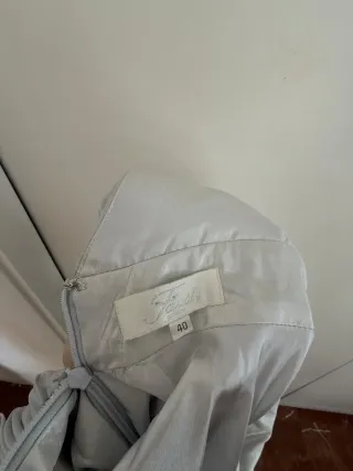 Vestido de fiesta plateado con pedrería