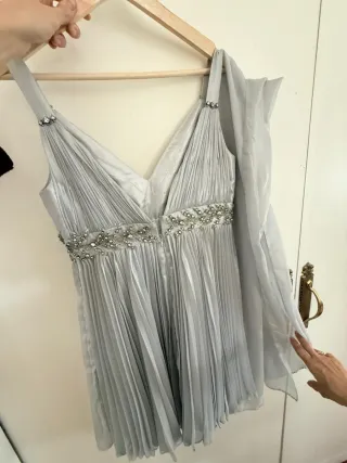 Vestido de fiesta plateado con pedrería