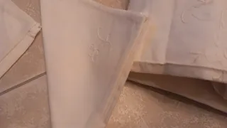 Tovaglia ricamata beige e bianca