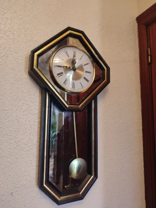 Reloj de pared octogonal con péndulo