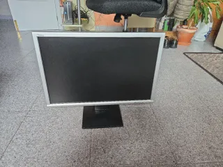 Pantalla de ordenador plata y negra