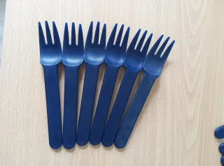 Juego de cubiertos azules