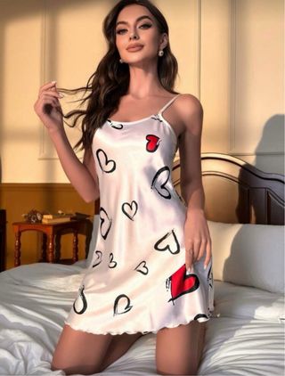 Pijama de satén con estampado de corazones los 2