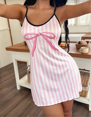 Pijama de satén con estampado de corazones los 2