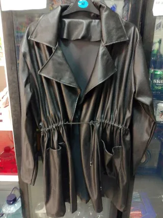 Gabardina larga piel sintética negra