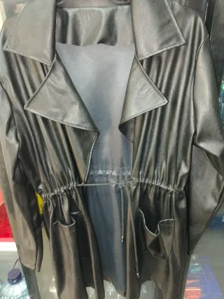 Gabardina larga piel sintética negra