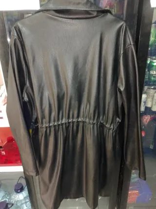 Gabardina larga piel sintética negra