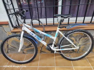 Bicicleta de montaña blanca y azul