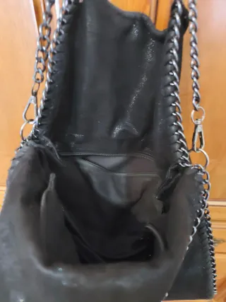 Bolso negro con cadena