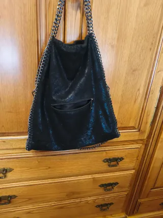 Bolso negro con cadena
