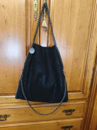 Bolso negro con cadena