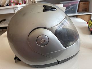 Casco de moto plateado