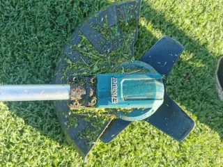 Corta césped, desbrozadora y moto sierra bateria