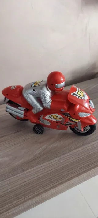 Moto giocattolo rossa con pilota