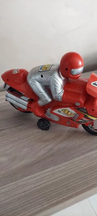 Moto giocattolo rossa con pilota