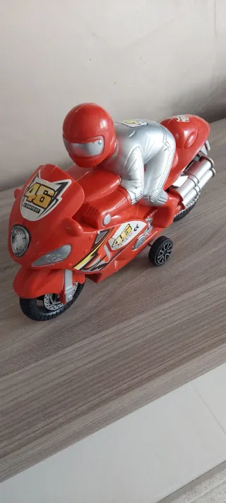 Moto giocattolo rossa con pilota