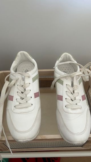 Zapatillas blancas con líneas pastel, 37 vintages.