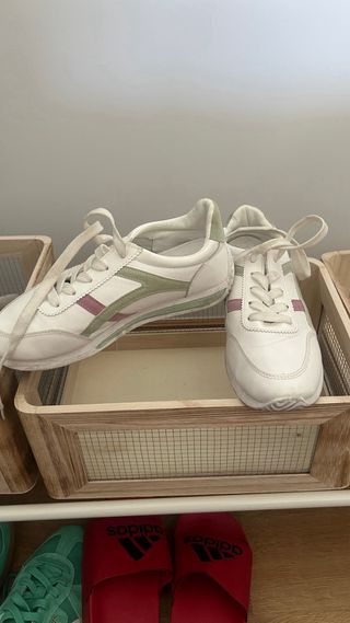 Zapatillas blancas con líneas pastel, 37 vintages.