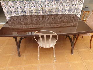 Mesa de exterior de cristal y metal