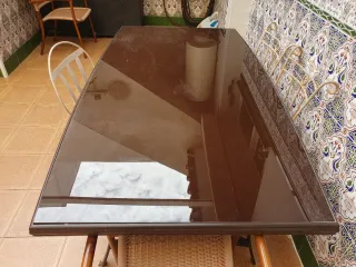 Mesa de exterior de cristal y metal