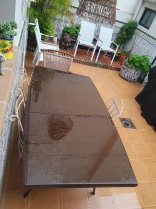 Mesa de exterior de cristal y metal