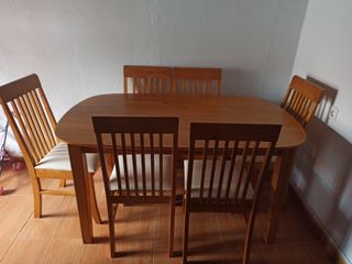 Mesa de comedor de madera