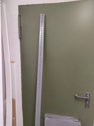 2 Estanterías metálicas