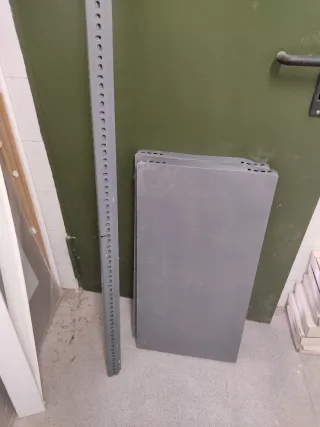 2 Estanterías metálicas