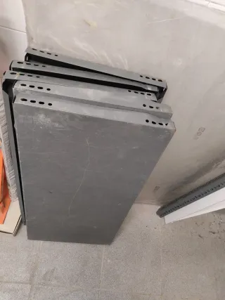 2 Estanterías metálicas