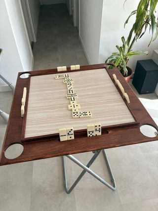 Mesa de dominó de madera