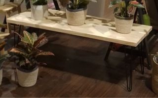 Mesa de pino con patas metálicas