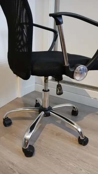 Silla de oficina ergonómica negra