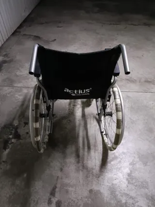 Silla de ruedas y muletas